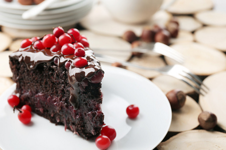 一块巧克力蛋糕和小红莓图片