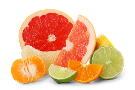 多彩的柑橘片和一半孤立在白色的背景下，关闭