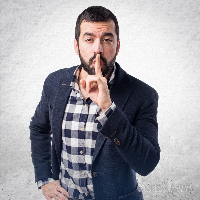 英俊的男人制作沉默姿态