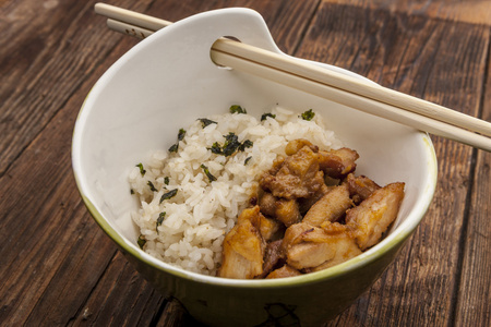 米饭和鸡肉碗