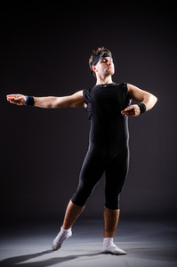 年轻男子芭蕾舞蹈培训图片