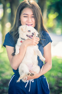 幸福的年轻女人与狗