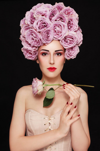 美丽的女人，戴假发的玫瑰