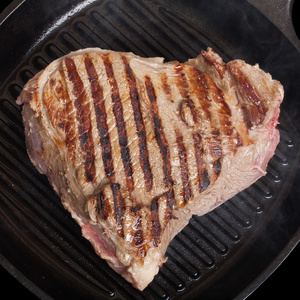 大块新鲜的牛肉肉准备在烤盘上