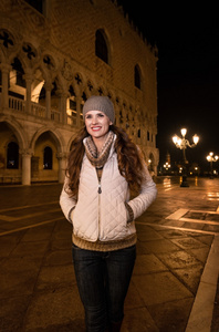 威尼斯圣马克广场上站着的快乐女游客
