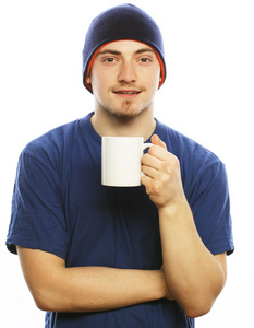 男子手持白色杯咖啡