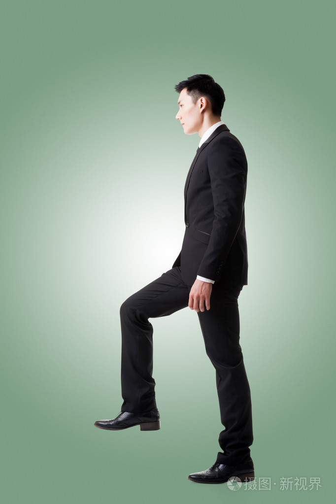 走在楼梯上的商人