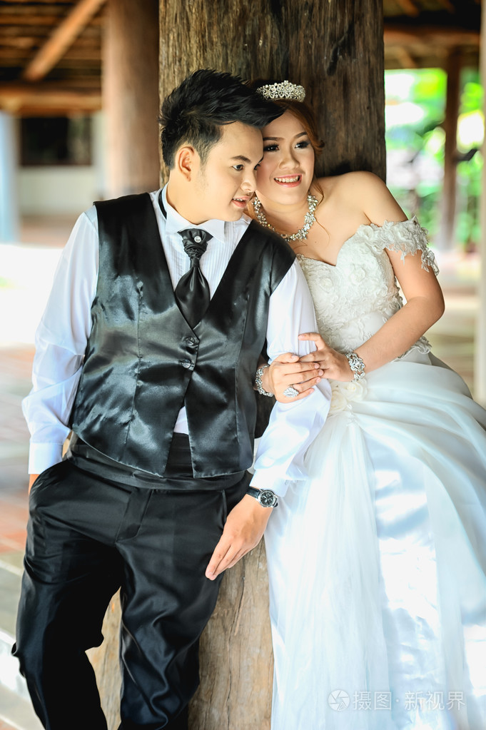 亚洲夫妇合影在回家的路上照片-正版商用图片1n6hab-摄图新视界