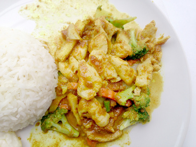 关闭了绿咖喱炒鸡菜蔬菜 美味煎炸的蔬菜咖喱鸡绿色，泰国菜