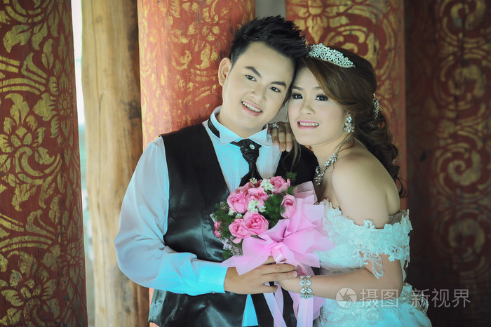 亚洲夫妇合影在回家的路上