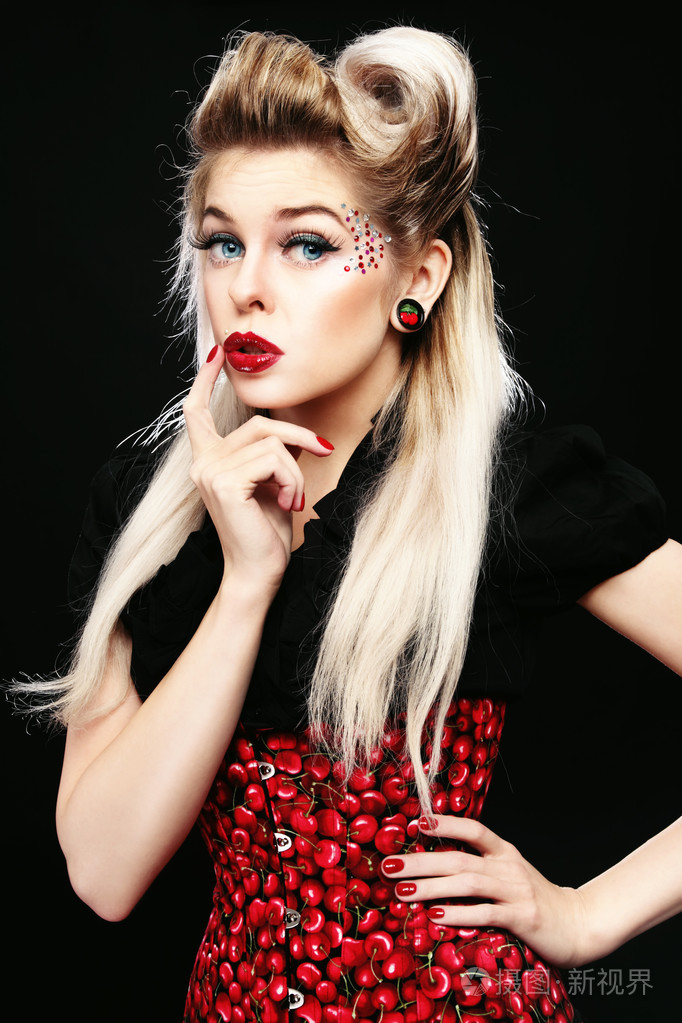 摄图新视界 照片 美容时尚 年轻漂亮性感的金发女郎.jpg