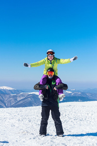 女孩和白雪覆盖的山脉上的家伙