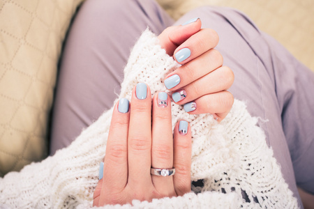 美丽的指甲。凝胶波兰涂料在蓝色，压花