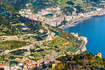 阿马尔菲海岸的米诺里和 Maiori 城镇的视图