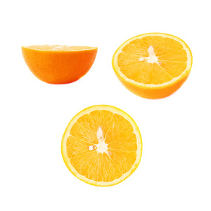 成熟的橙色切成两半，隔离在白色背景上