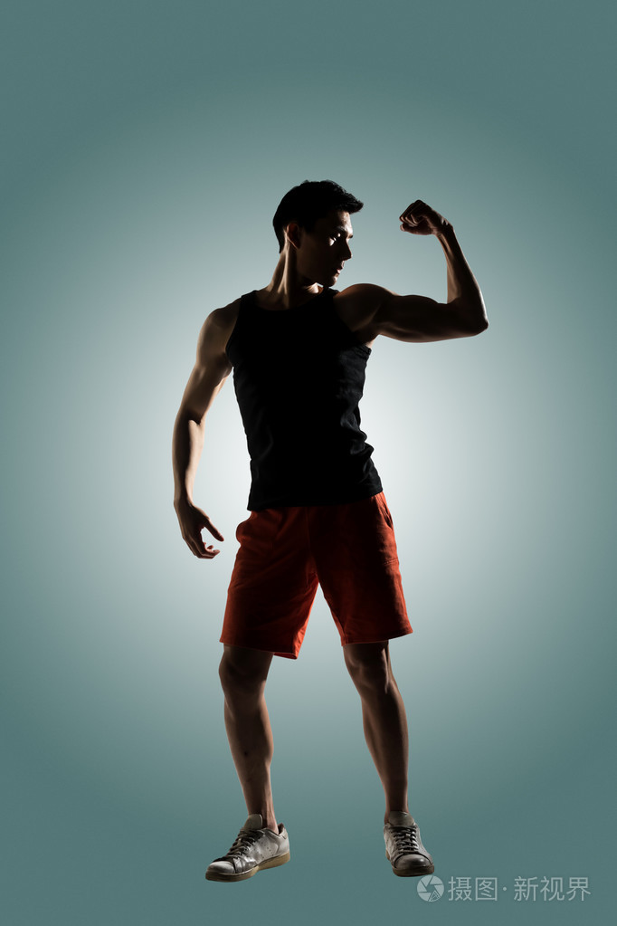 年轻的男运动员