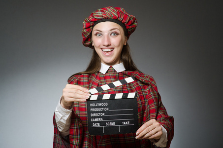 在苏格兰服装在电影概念的女人