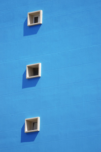 垂直的行中的三个窗口。蓝色背景