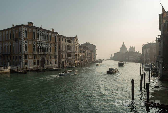 小船在威尼斯大运河
