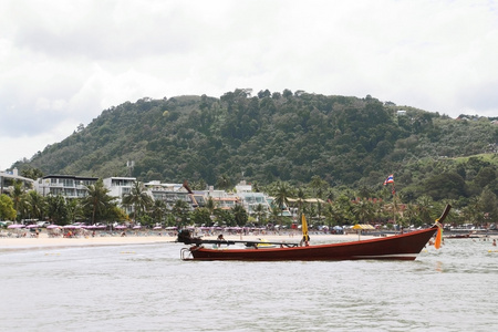 在泰国海滩上划船