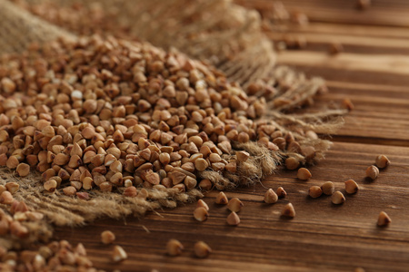 荞麦种子在桌子上照片