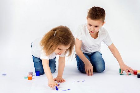 两个漂亮的孩子朋友男孩和女孩正在画画的涂料