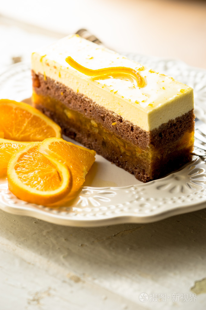 在一家咖啡馆的桔子细橙色蛋糕