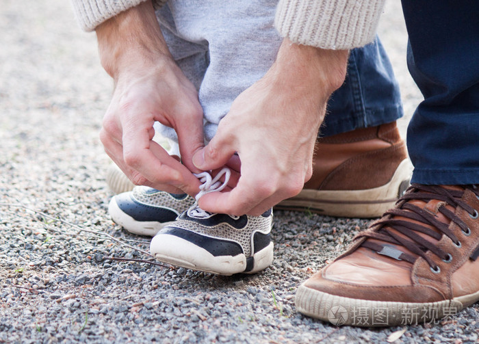 爸爸绑鞋带子