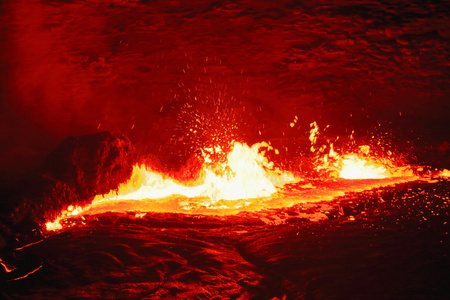 埃塞俄比亚达纳基尔埃塔阿莱火山燃烧熔岩湖。 0208