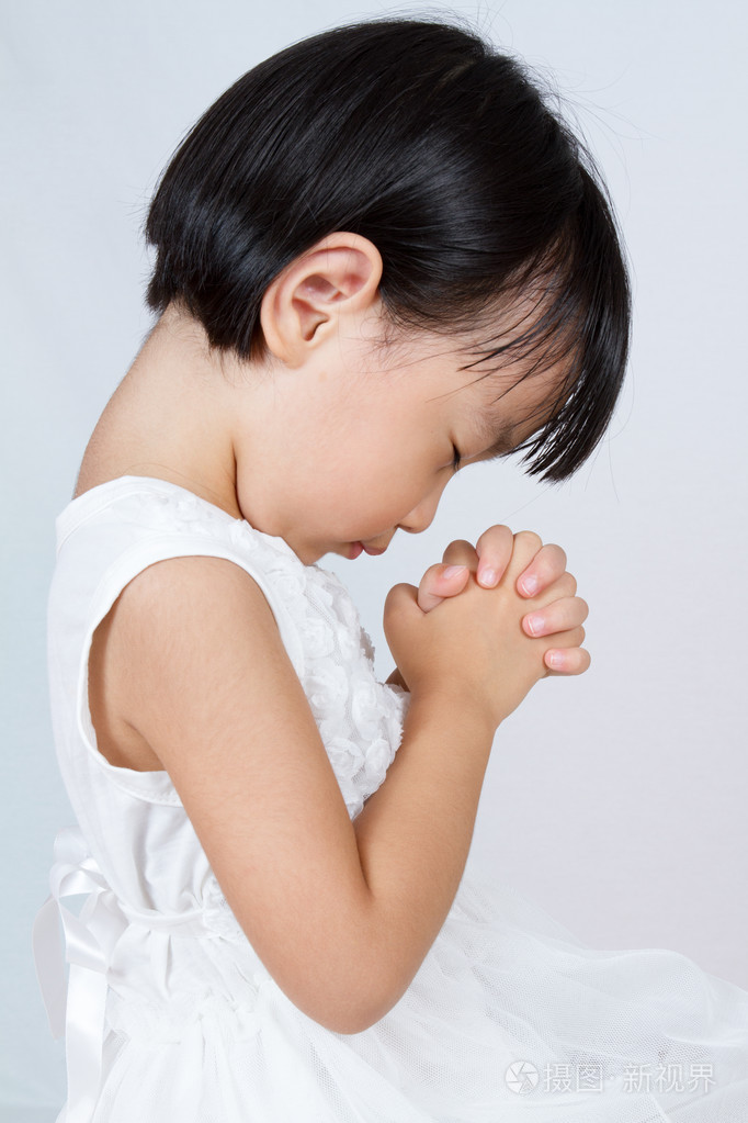 亚洲中国小女孩祈祷
