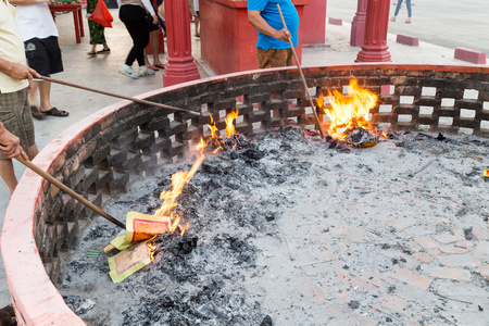 中国信徒在清明庆祝期间焚烧纸质祭品