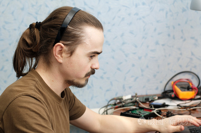 年轻的程序员在工作