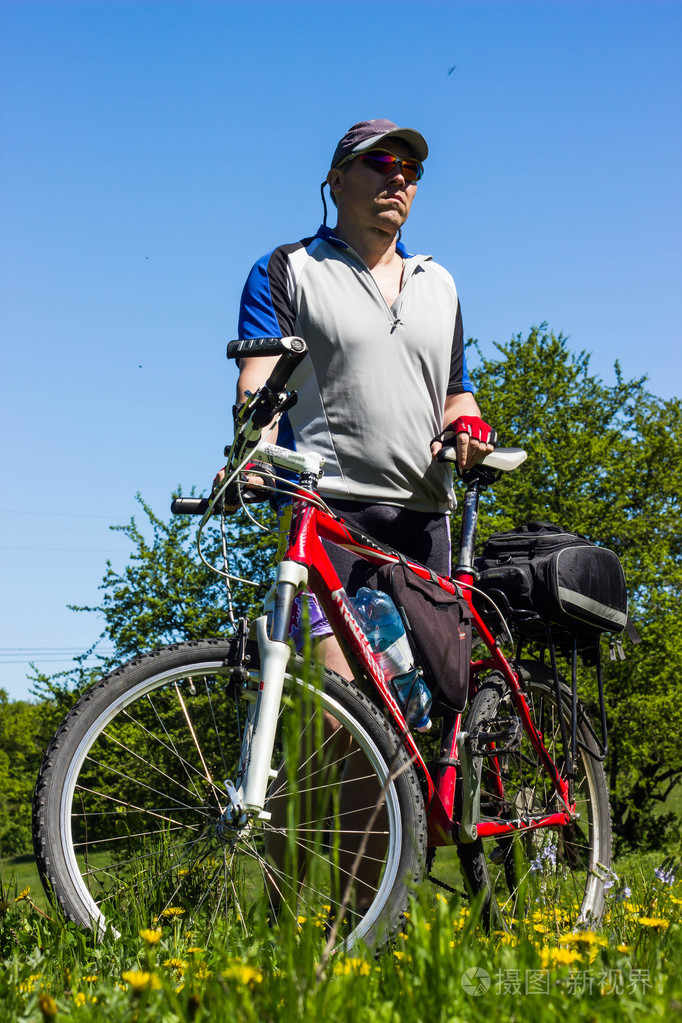 一个人骑着自行车在夏天旅游