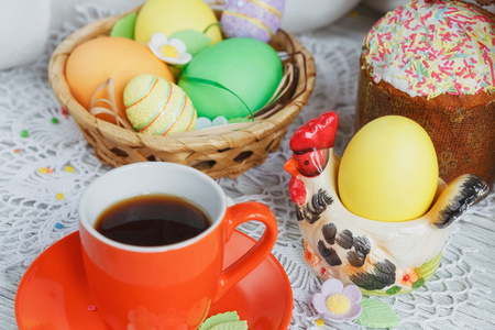 表设置为复活节复活节的蛋糕 咖啡杯和色的