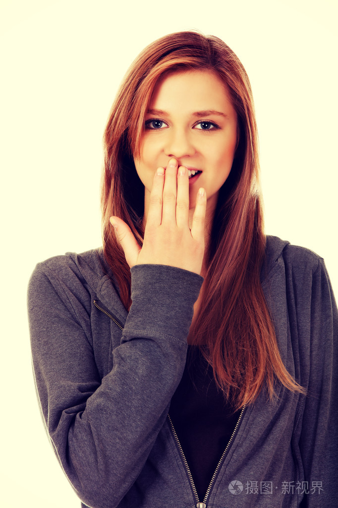 傻笑,十几岁的女子捂着嘴用一只手