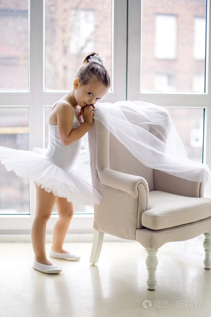芭蕾舞女演员的小女孩在工作室里 2 年