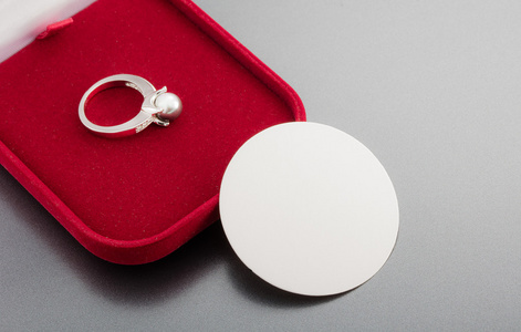 形象的结婚戒指在灰色的背景上的红色礼盒