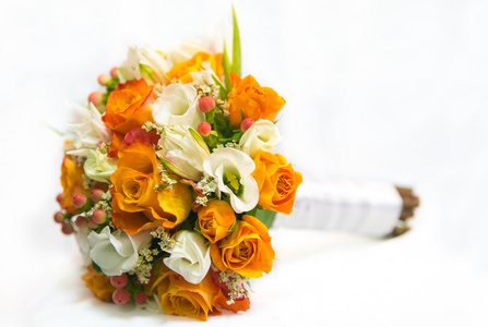 橙色婚礼花束与橙色玫瑰