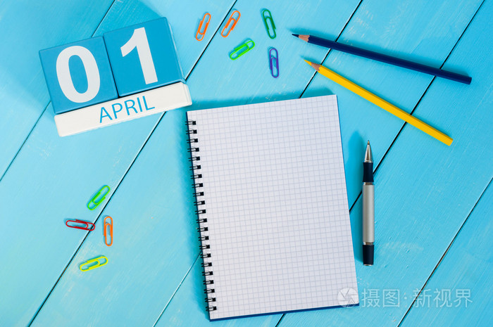 4 月1 日 图像的4 月1 日在蓝色背景上的木制彩色日历 春日 文本为空的空间 所有的愚人节照片 正版商用图片1n6wi0 摄图新视界