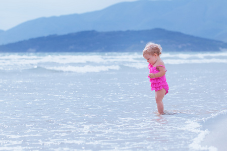 可爱的小快乐女孩沐浴在大海里，意大利，户外