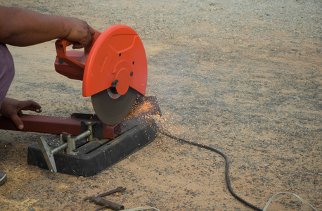 工人使用钢材切割机切割钢铁