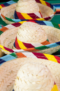 墨西哥嘉年华桌子装饰与五颜六色的嘉年华。