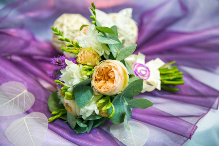 与黄牡丹丁香背景上的婚礼花束