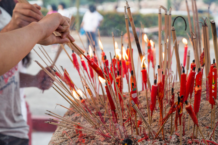 中国道教信徒在寺庙的蜡烛点亮