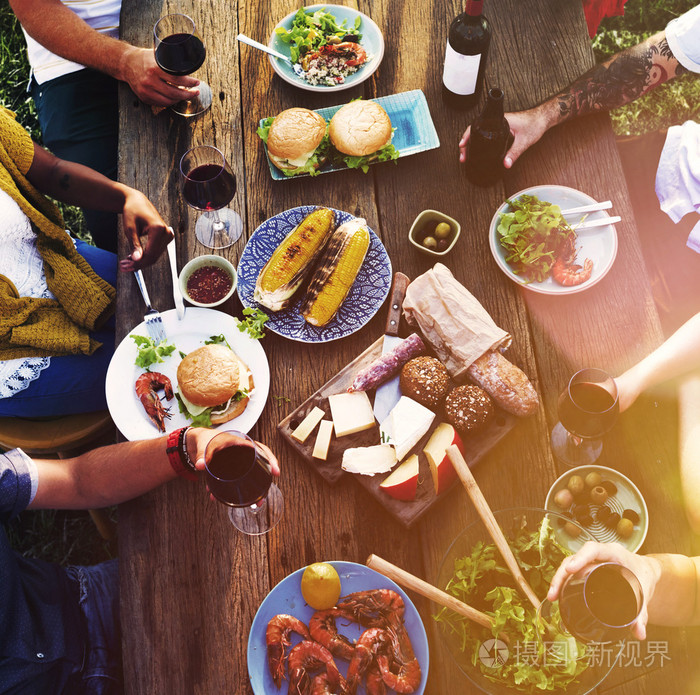 在户外一起吃饭的朋友