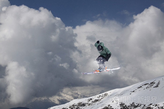 山上的飞行滑雪。极限运动