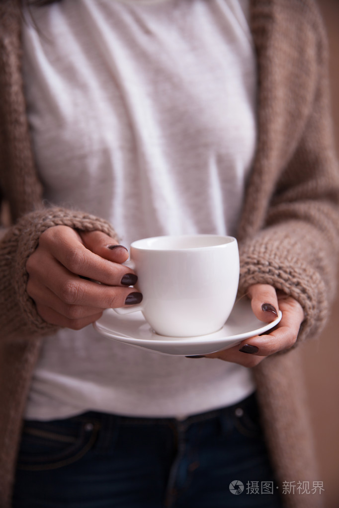 在女人手中的咖啡杯的特写镜头