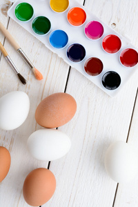 鸡蛋和涂料用刷子在桌子上图片
