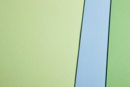 彩色的硬纸板背景在绿色的蓝色色调。复制空间