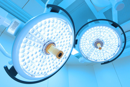无菌操作技术两个手术灯在操作室照片